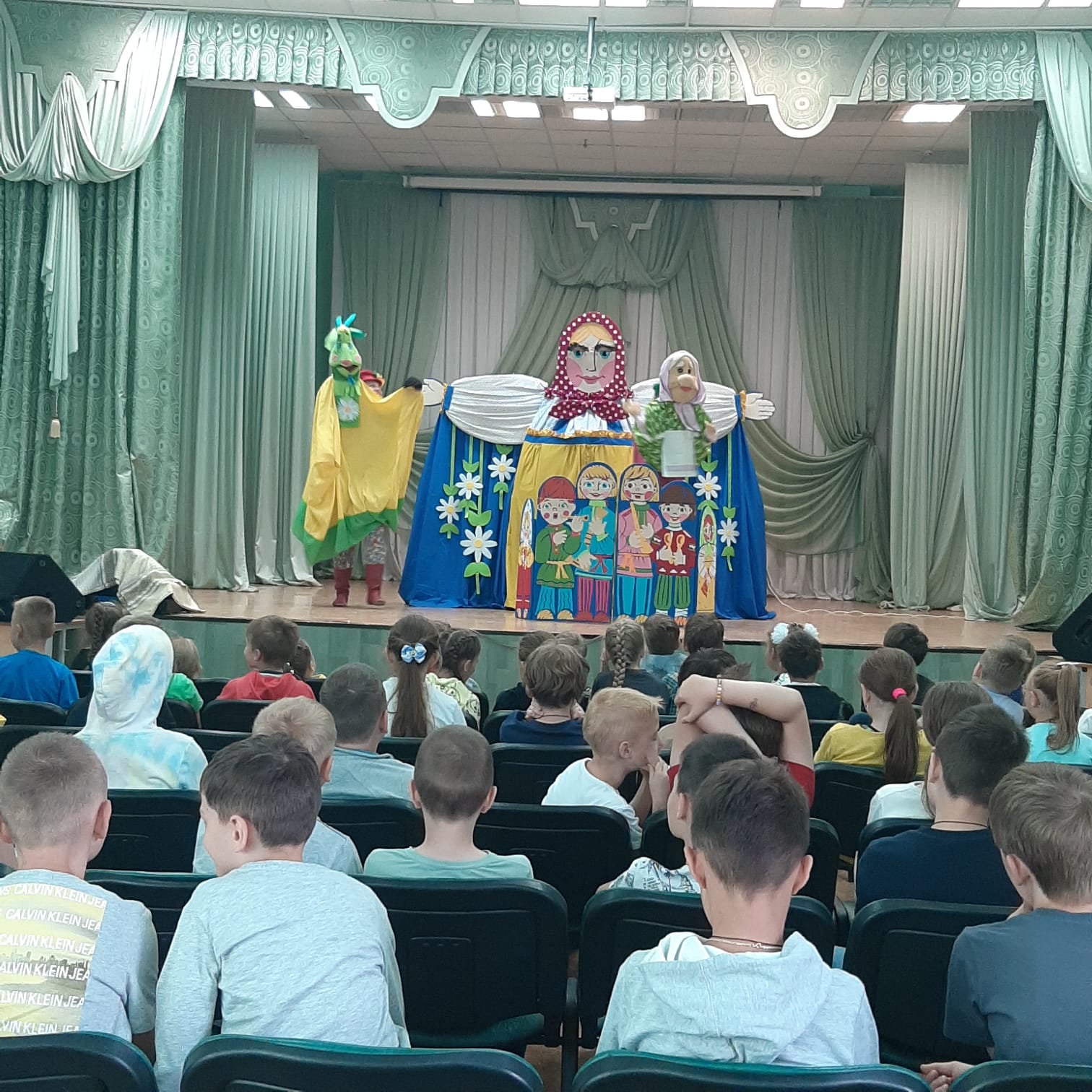 Волшебный мир на сцене: впечатления от детского театра кукол в лагере &amp;quot;Семицветик&amp;quot;.