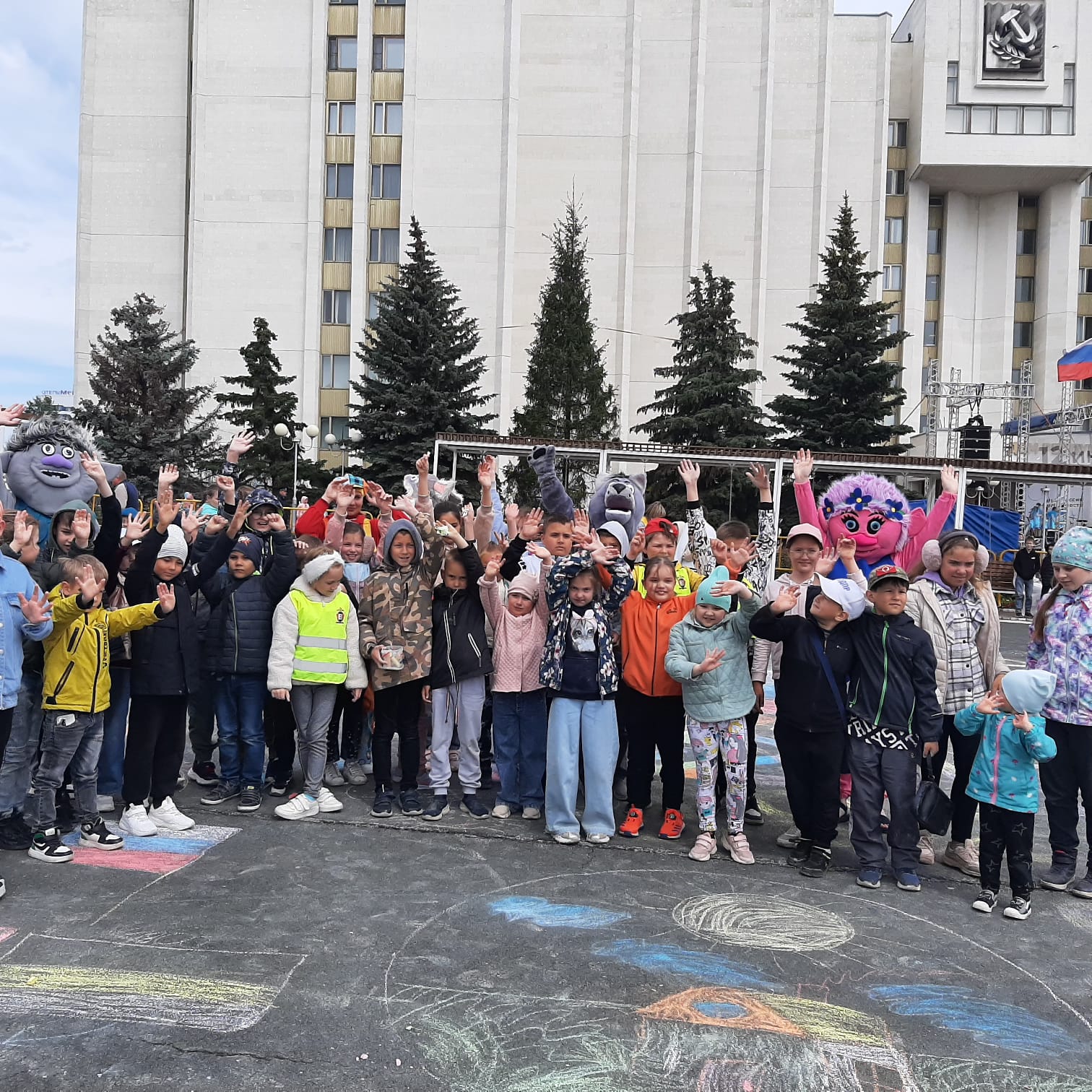 Патриотическое творчество на асфальте: Семицветик в конкурсе День России и День города Саранска.