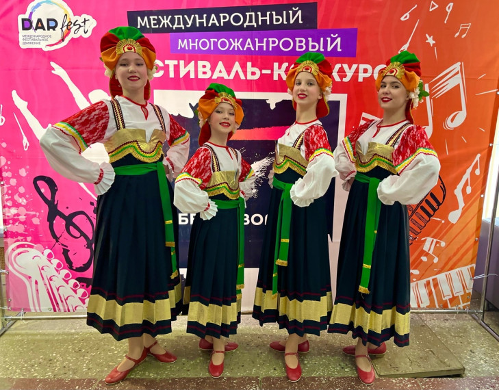 Поздравляем коллектив "Яблонька".