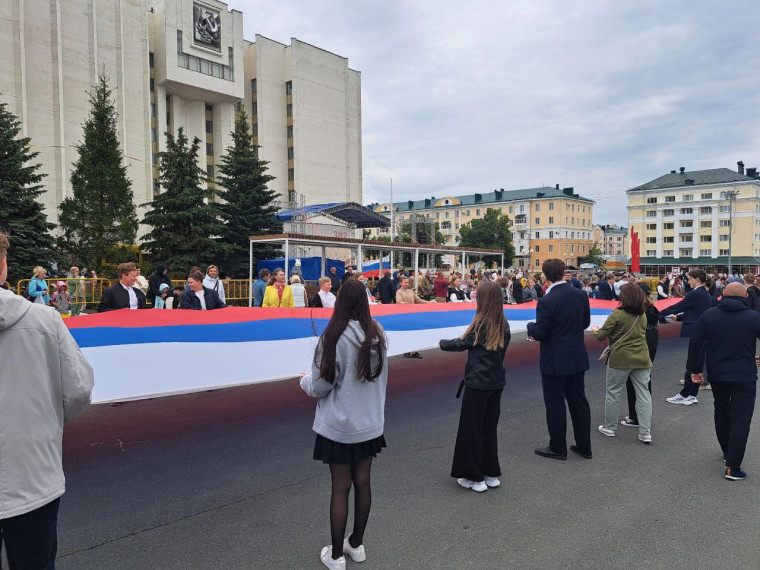 Флаг России в руках воспитанников лагеря "Интеллект": участие в общегородской акции в честь Дня России.