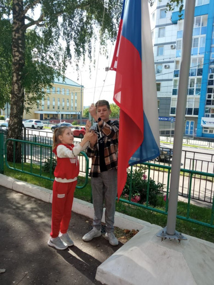 Утренняя церемония поднятия флага и просмотр фильма в Синема Стар.